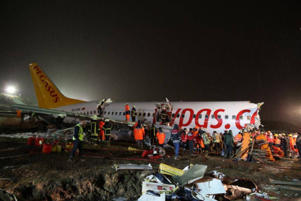 Un avión se partió en tres tras salir de pista en Turquía: un muerto y 157 heridos