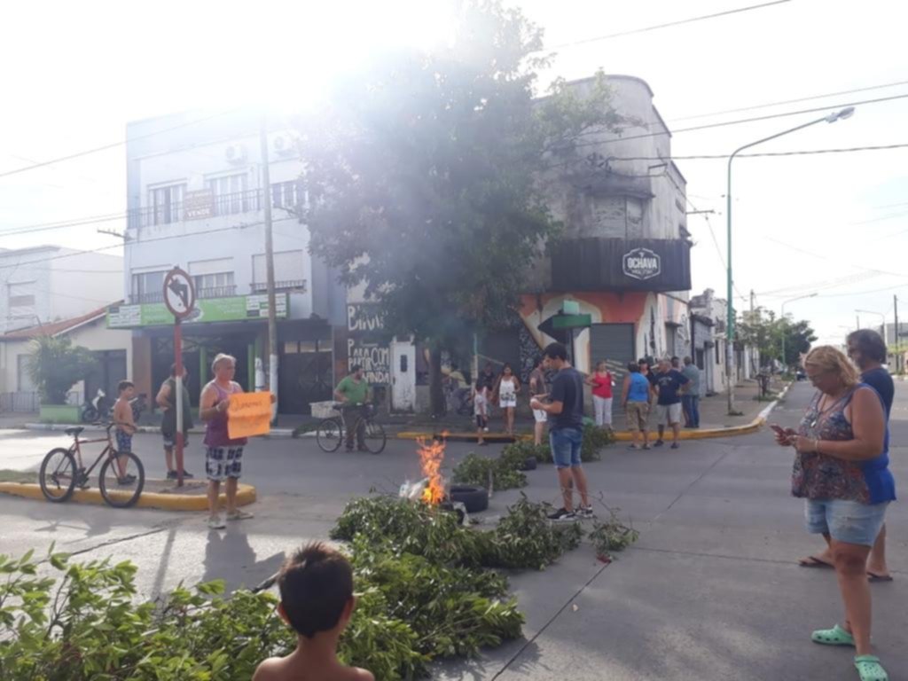 Los cortes de luz no dieron tregua y los vecinos estallaron: bronca, hartazgo y piquete