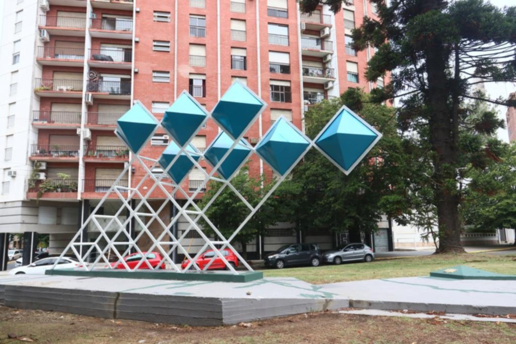 Les cambian el color a un par de esculturas y hay polémica