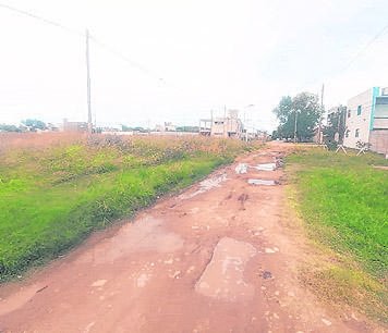 Una calle de Villa Elvira está inundada por las cloacas