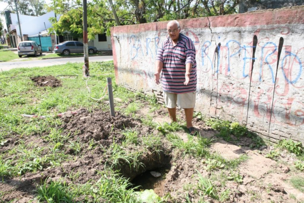 Con 40º de térmica, miles de usuarios padecen por la sequía de Absa y claman por el agua