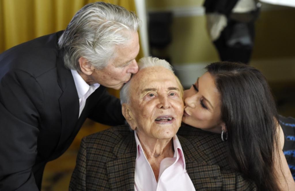 Último adiós a Kirk Douglas: Hollywood despidió a la leyenda del cine con emotivos mensajes