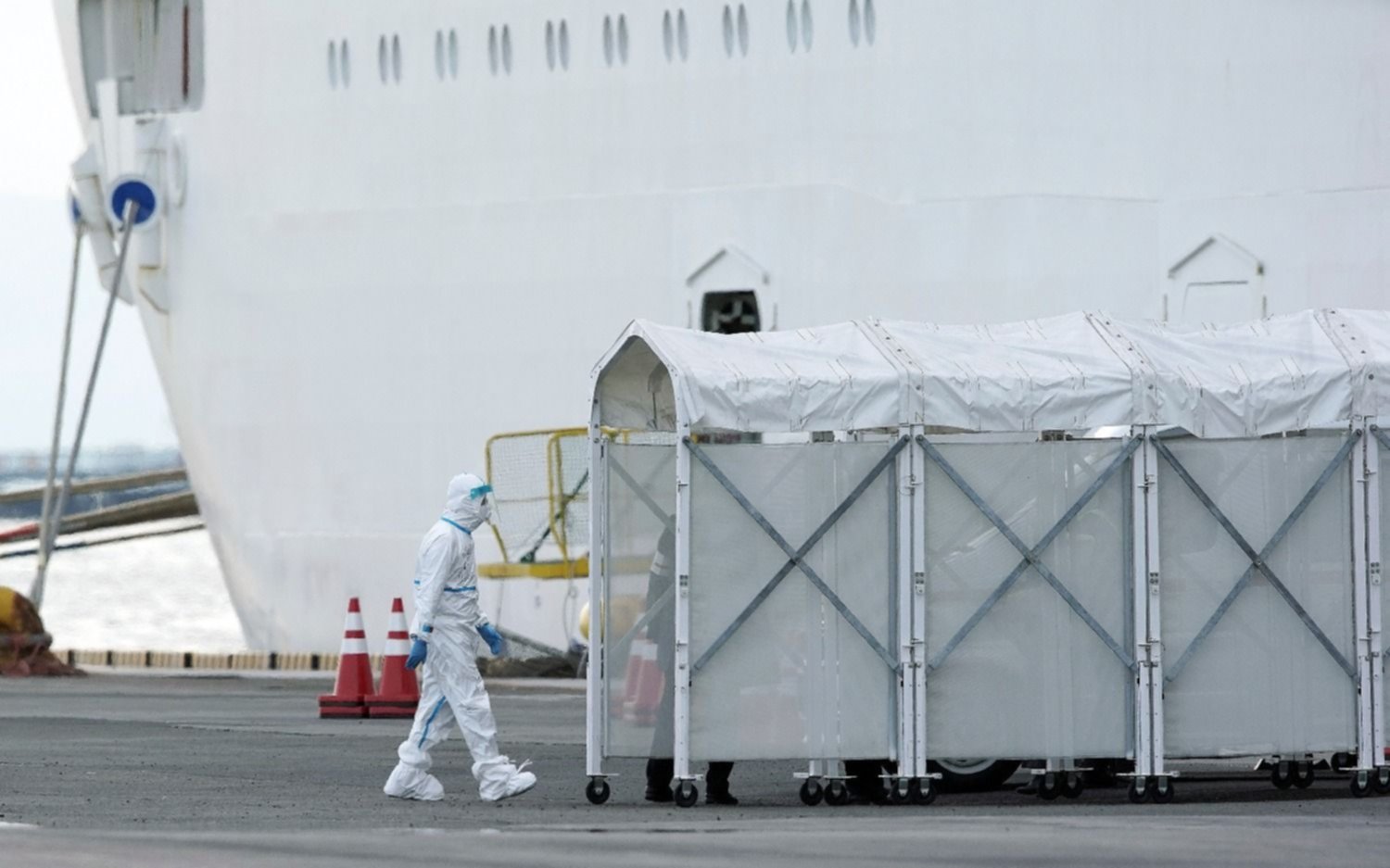 El argentino que contrajo coronavirus en el crucero en cuarentena se encuentra internado