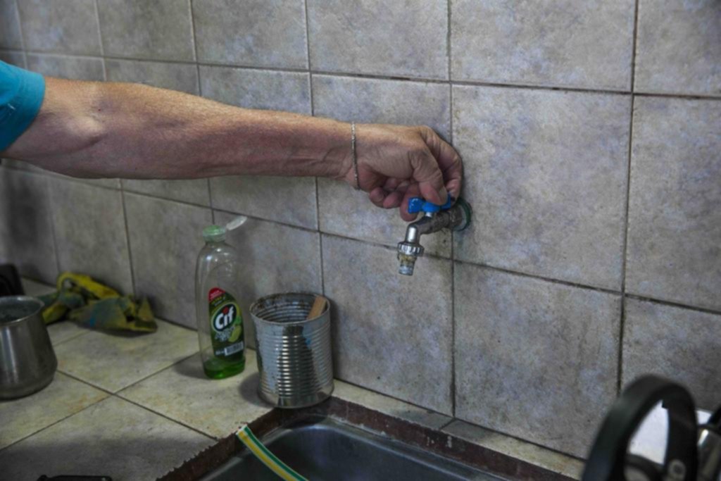 Hartazgo por la falta de agua: ahora dicen que es por la avería en una usina y el alto consumo