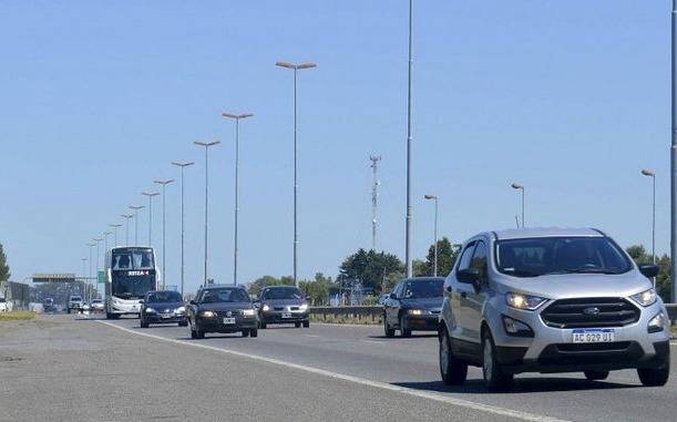 Tránsito intenso y con demoras hacia la Costa: 2400 autos por hora por el peaje de Samborombón