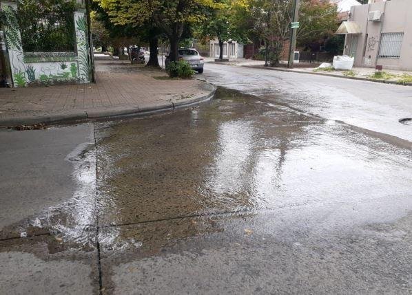 Caño roto y desperdicio del recurso en 10 y 71