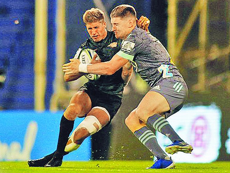 Los Jaguares se durmieron en el final del encuentro y los Hurricanes no perdonaron