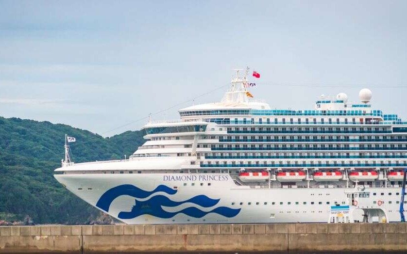 Mejora el argentino con coronavirus en cuarentena en el crucero