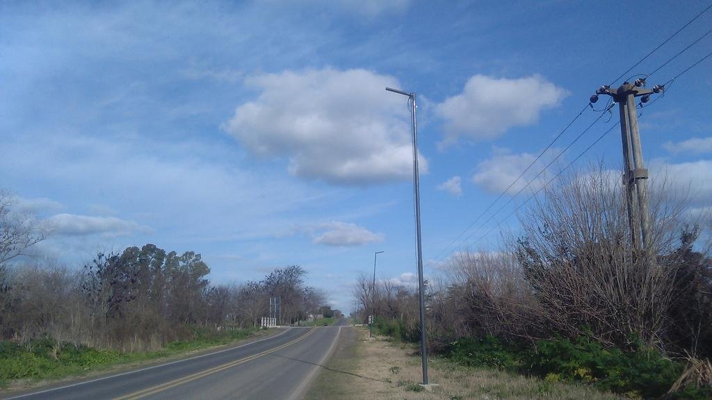 El robo de las luminarias y la inseguridad vial jaquean la avenida 173, clave para el oeste