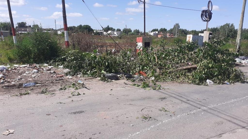 Hay tanta basura que bloquea la calle en 79 y 15