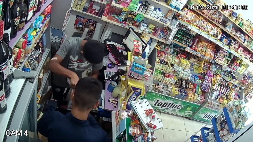 En un asalto exprés tres chicos se llevaron 20 mil pesos en cigarrillos de un kiosco céntrico