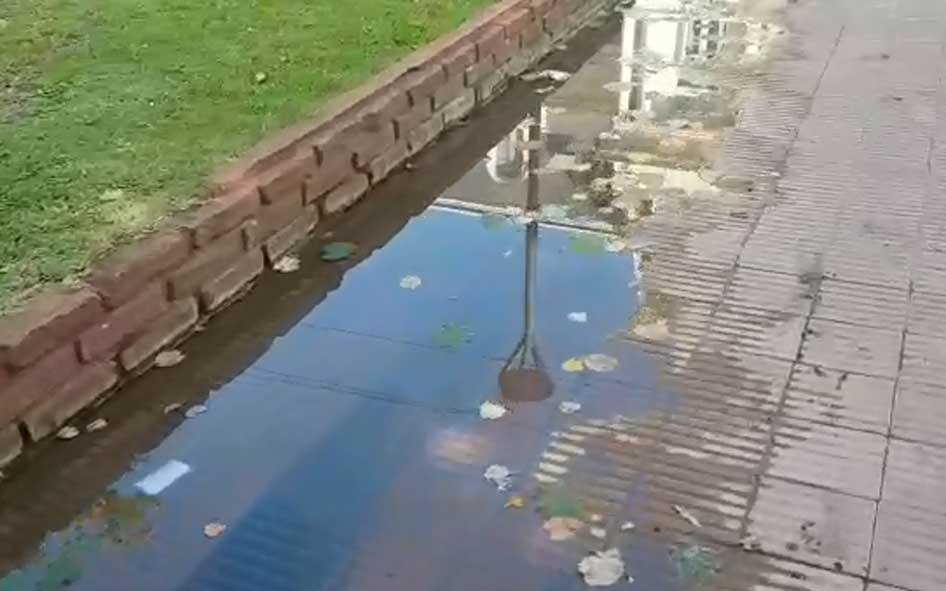 Preocupa una caudalosa pérdida de agua en Plaza San Martín