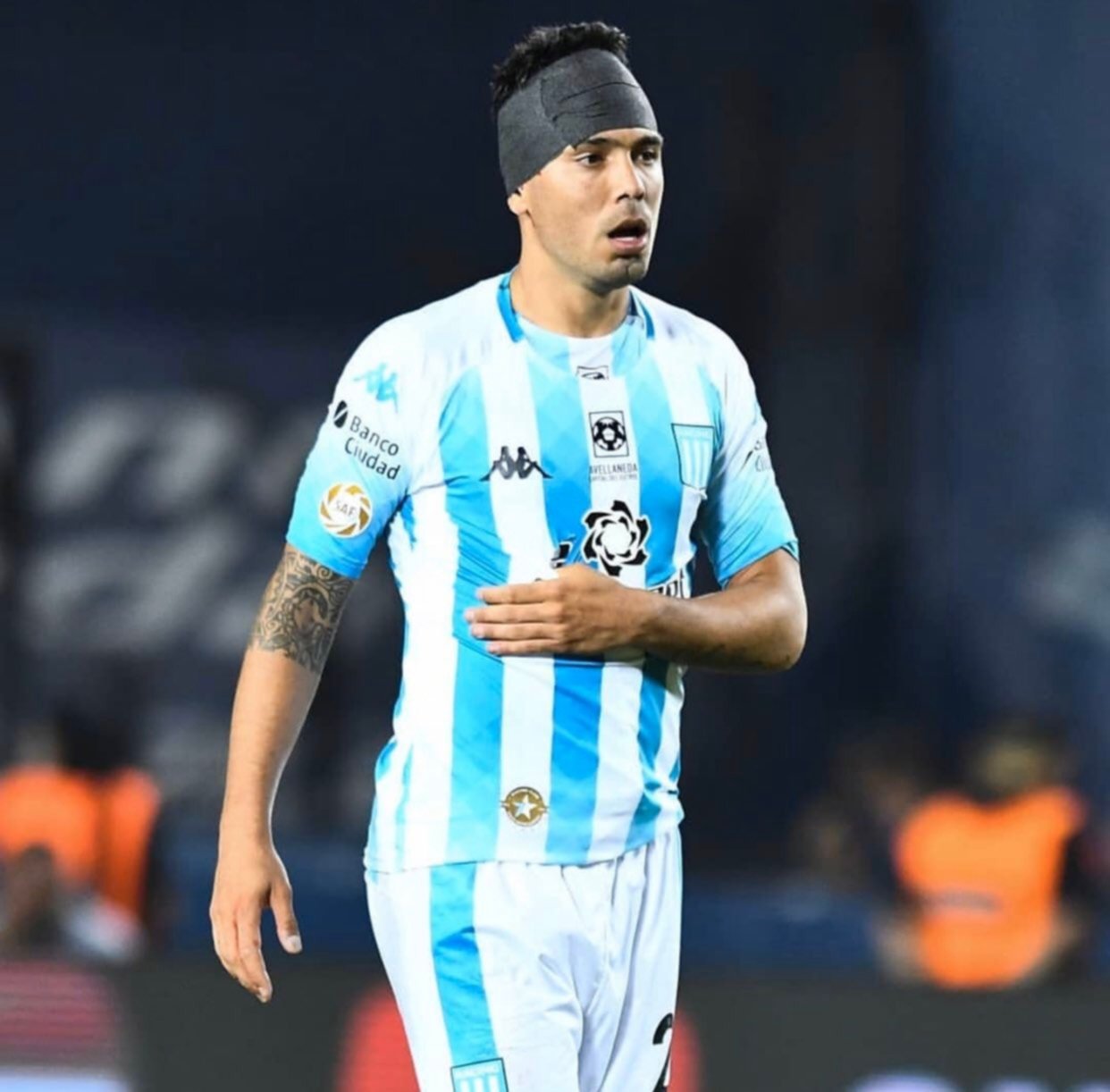 Un jugador Racing siguió el ejemplo de Brown y generó la reacción del hijo del Tata
