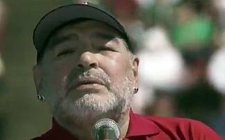 Maradona participó del tráiler de una nueva serie de Netflix y dijo: "La pelota sí se mancha"