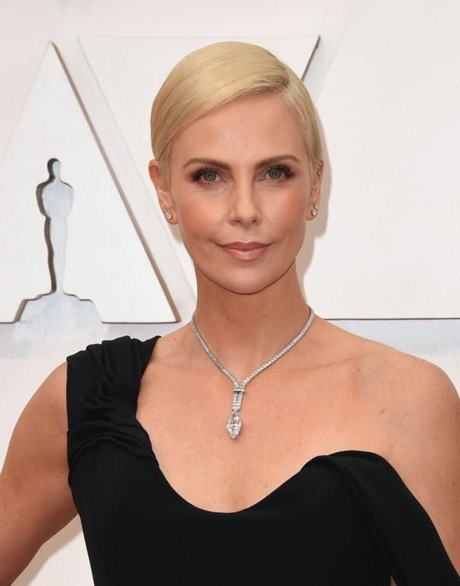 Charlize Theron sorprendió con un collar de 5 millones de dólares en los Oscar 