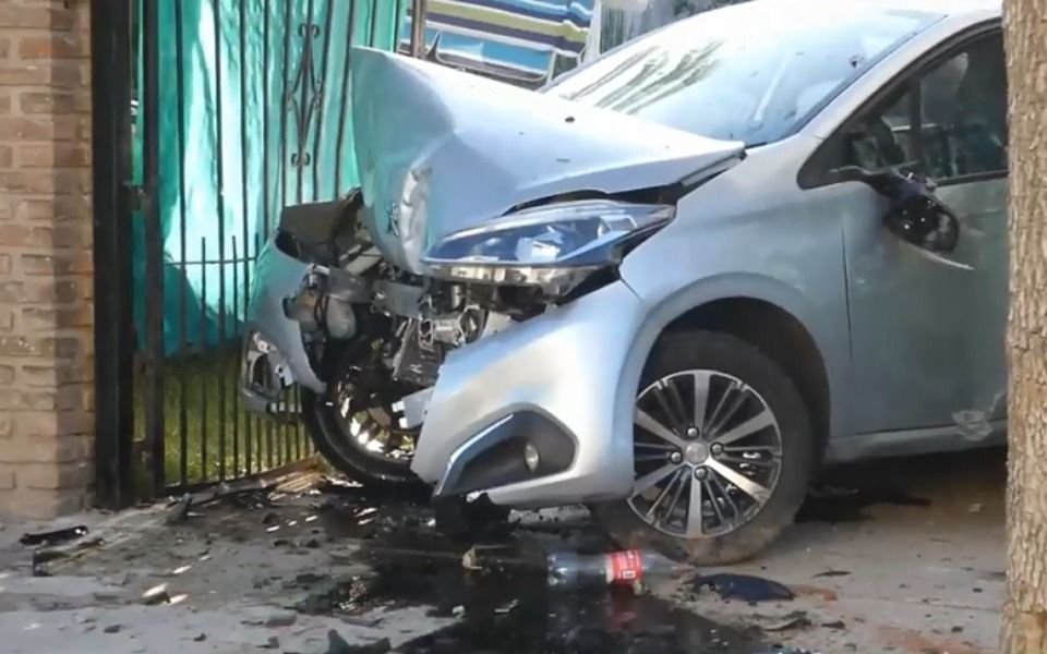 Un auto perdió el control, se incrustó en una casa en Gonnet y el conductor se escapó corriendo