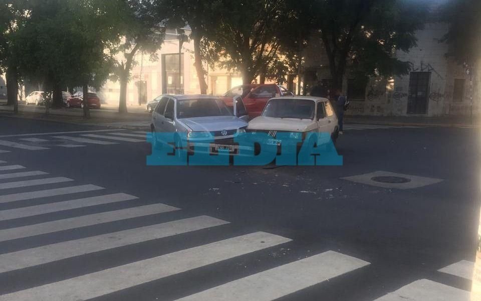 Un fuerte choque entre dos autos complicó el tránsito en 13 y 58