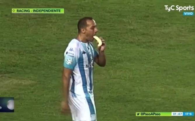 La explicación del jugador de Racing que comió una banana en pleno Clásico