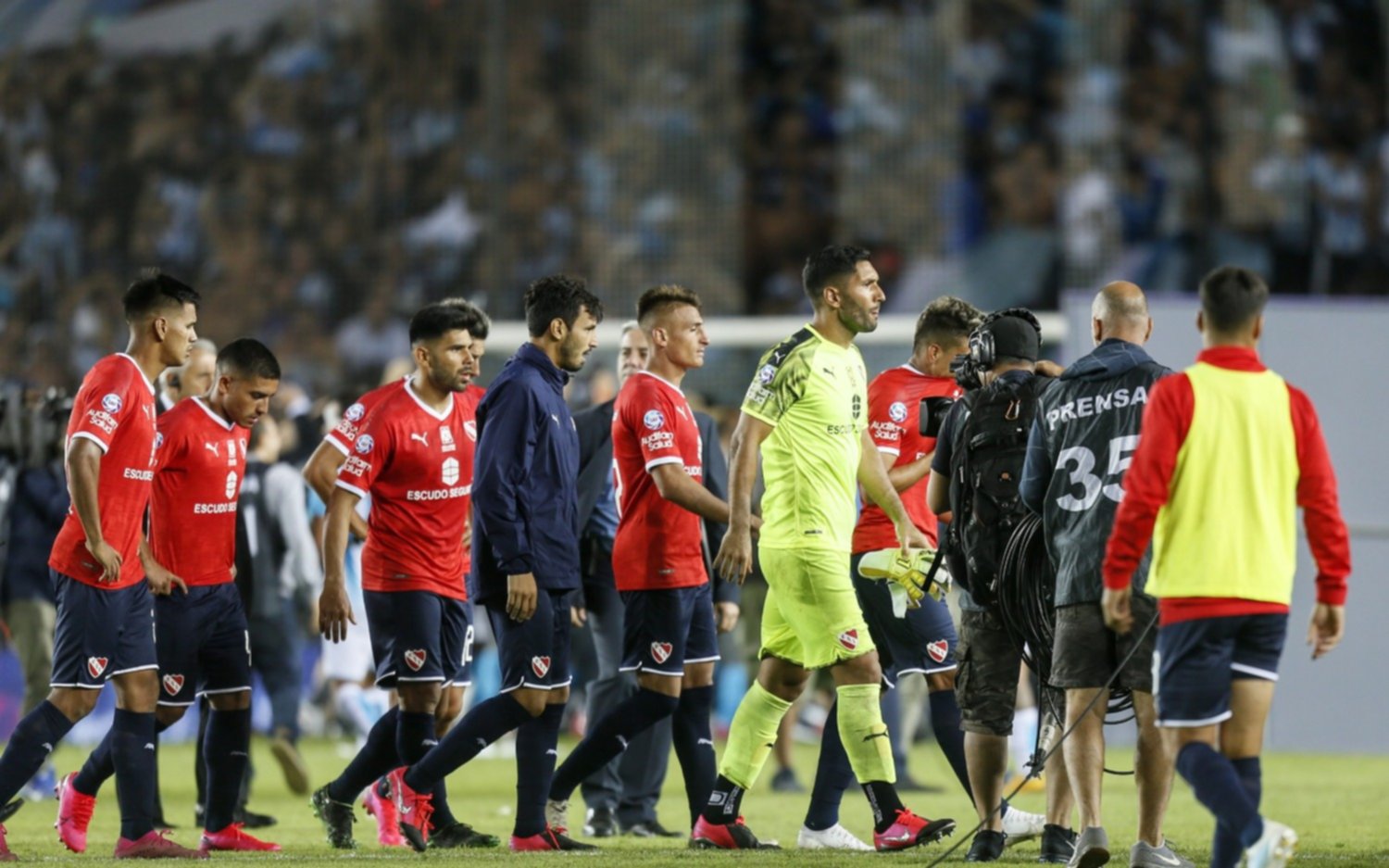 Mucha bronca después de la derrota: hinchas insultan a jugadores del Rojo