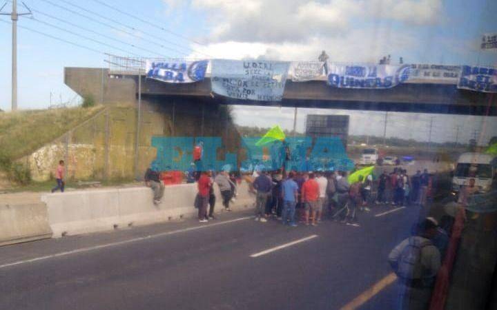 Una protesta de la UOCRA a la altura de La Plata complicó el tránsito en la Autopista