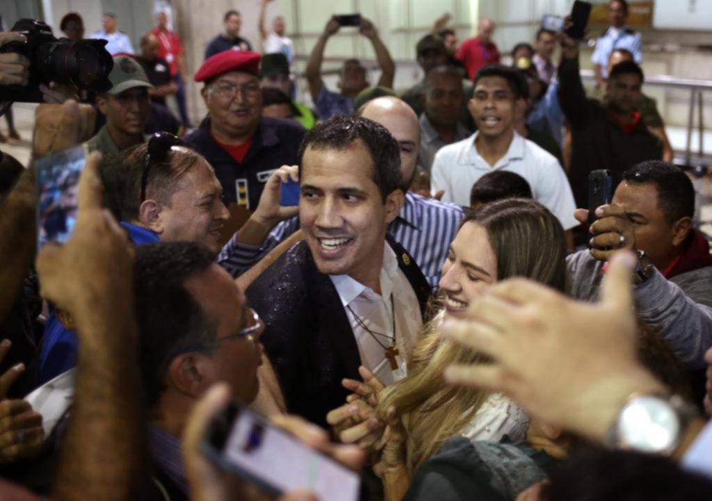 En medio de golpes e insultos, Guaidó regresó a Venezuela