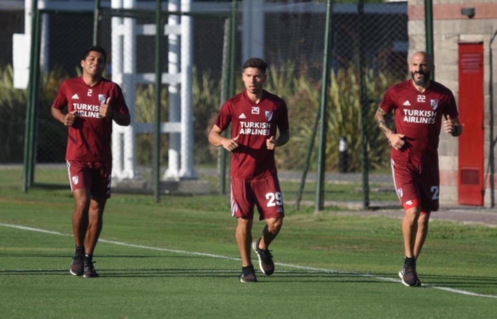 River comenzó la semana con la idea de repetir el esquema de línea de cinco frente a Banfield