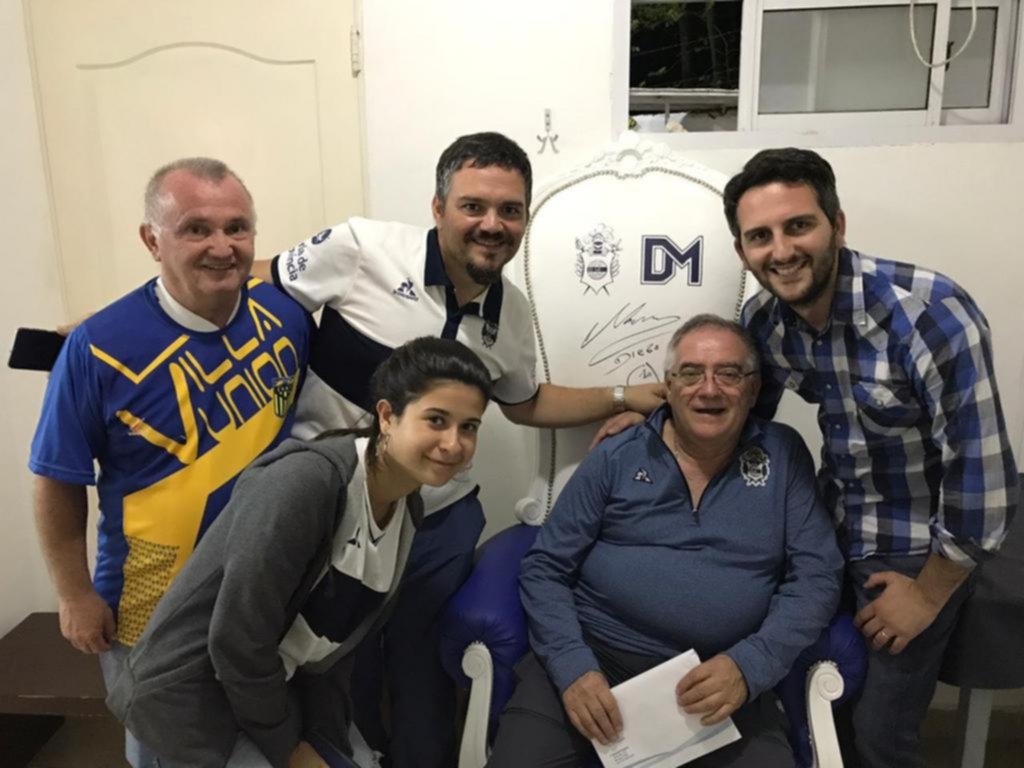 La locura del socio que compró el sillón de Maradona