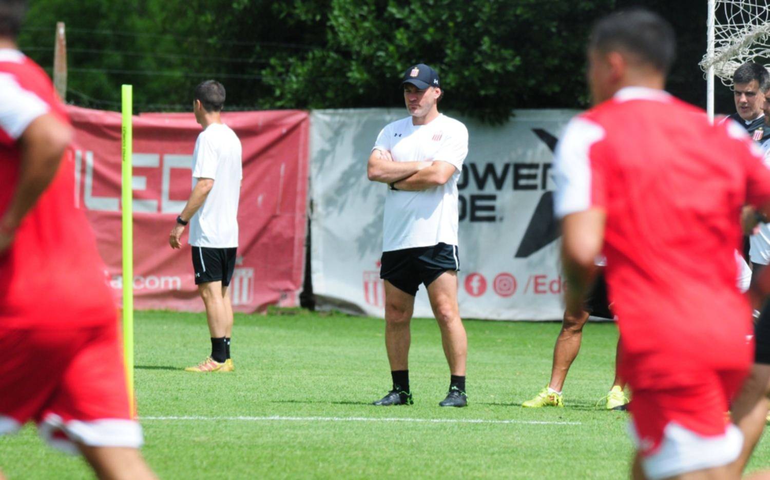 Milito prueba: Rojo se metió como stopper en una línea de tres defensores