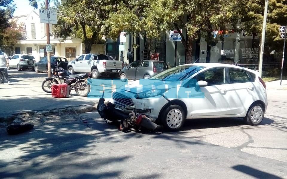 Un auto impactó y arrastró a un repartidor en una esquina "complicada" de City Bell
