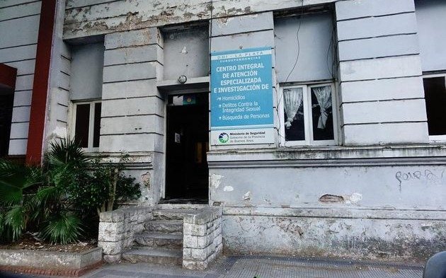 Una joven denunció que un policía la abusó sexualmente en el baño de un boliche de 55 y 14