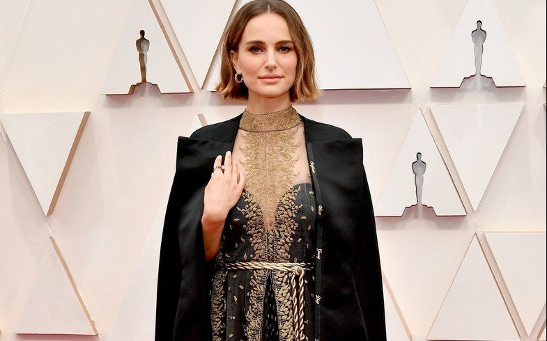 Acusan a Natalie Portman de "hipócrita" por su vestuario en los Oscar