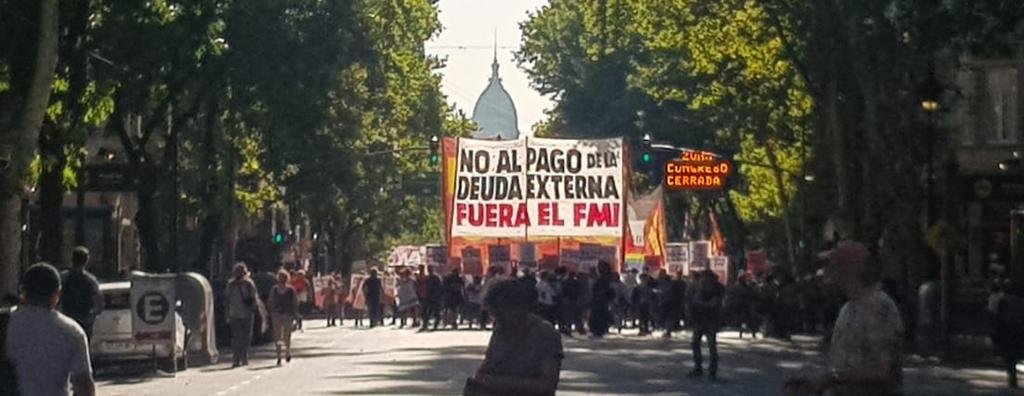 Llegó la misión del FMI al país en medio de protestas