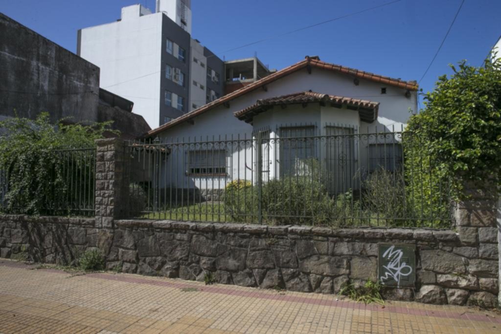 En Barrio Norte, rompieron la puerta a patadas y se llevaron millones