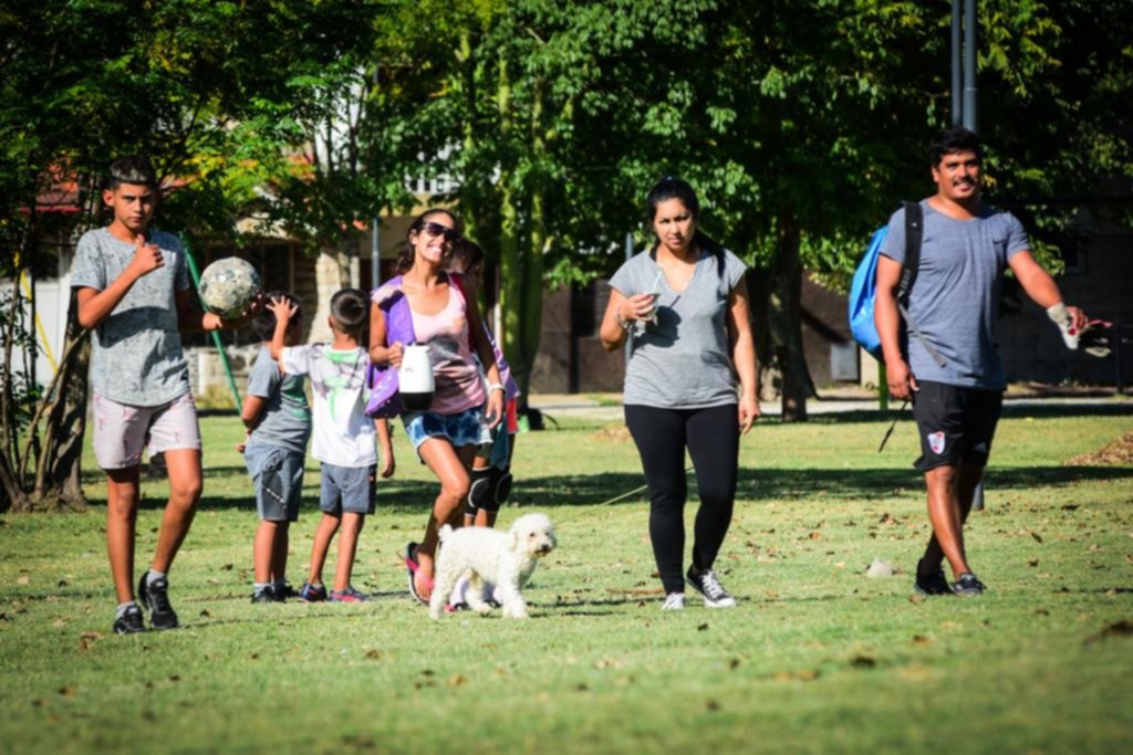 Con mate, pelota y lona, los platenses copan las plazas en las tardes de verano