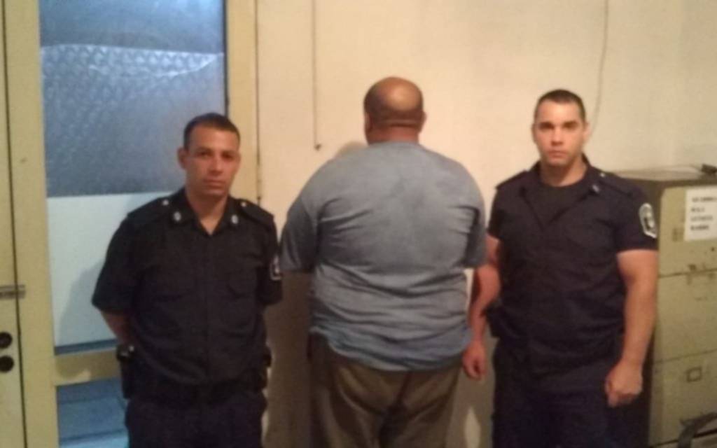 La estaba golpeando y atacando sexualmente cuando llegó la policía