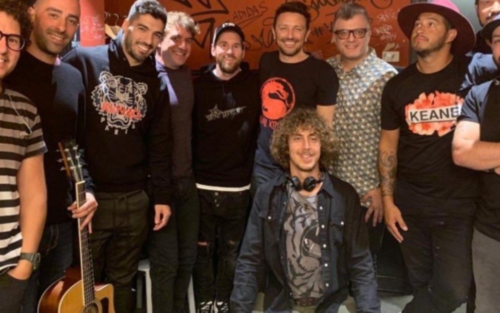 Messi y Suárez, espectadores de lujo en un recital de "No Te Va a Gustar"