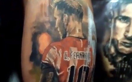 Un hincha se tatuó a la Gata y el futbolista lo compartió en sus redes