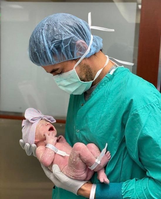 Anna Kournikova y Enrique Iglesias presentaron a su tercera hija en Instagram 