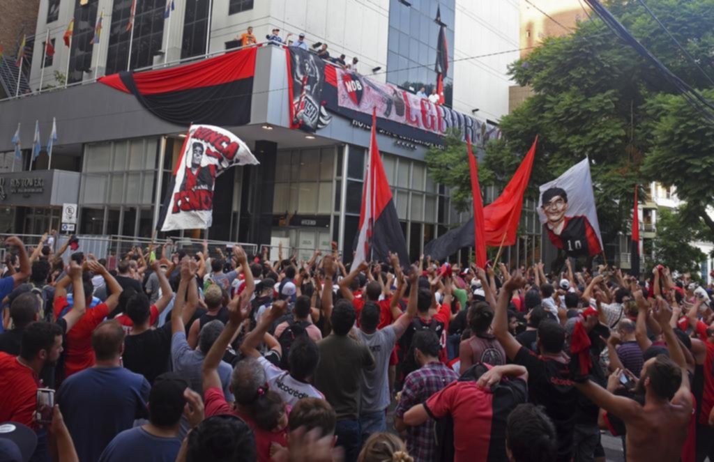 Maradona, otra vez, con su presencia revolucionó Rosario