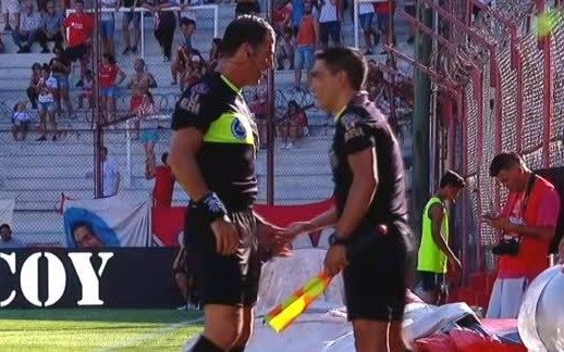 El colmo de un árbitro: Vigliano salió a la cancha y se olvidó el silbato