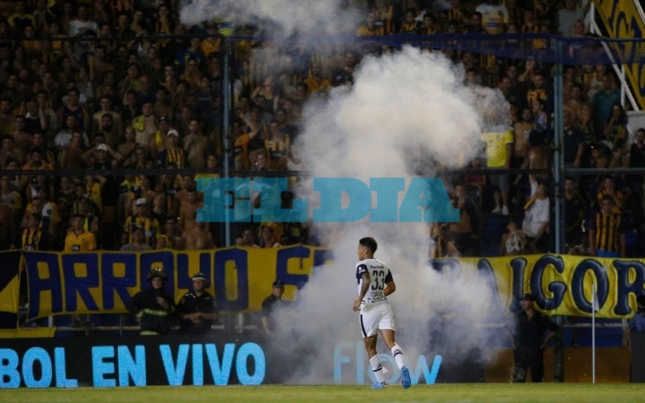 Una serie de bombas de estruendo pararon el juego un par de segundos