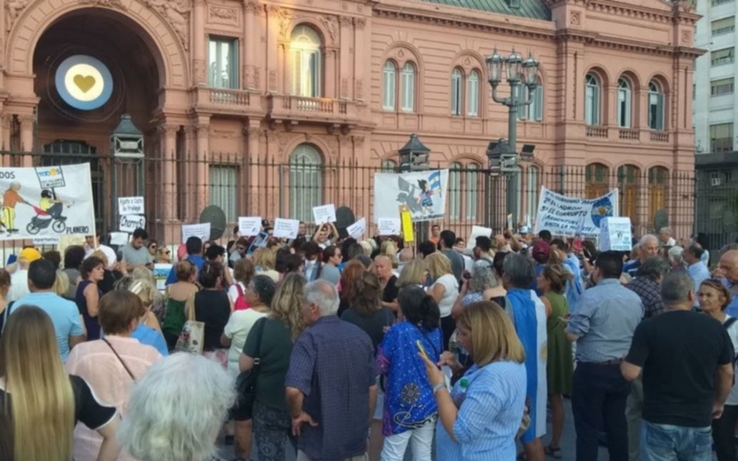 Protesta en Plaza de Mayo contra el esquema jubilatorio anunciado por el Gobierno