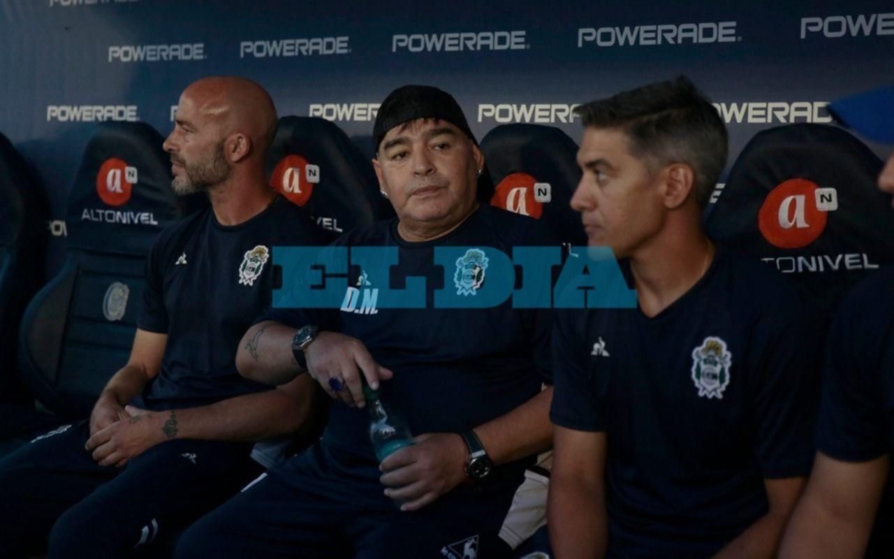 Tras la derrota y con "ganas de llorar", Maradona sostuvo que "quiero renovar con Gimnasia"  