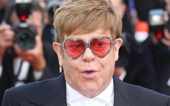 Elton John suspendió su actuación en pleno show por una neumonía atípica