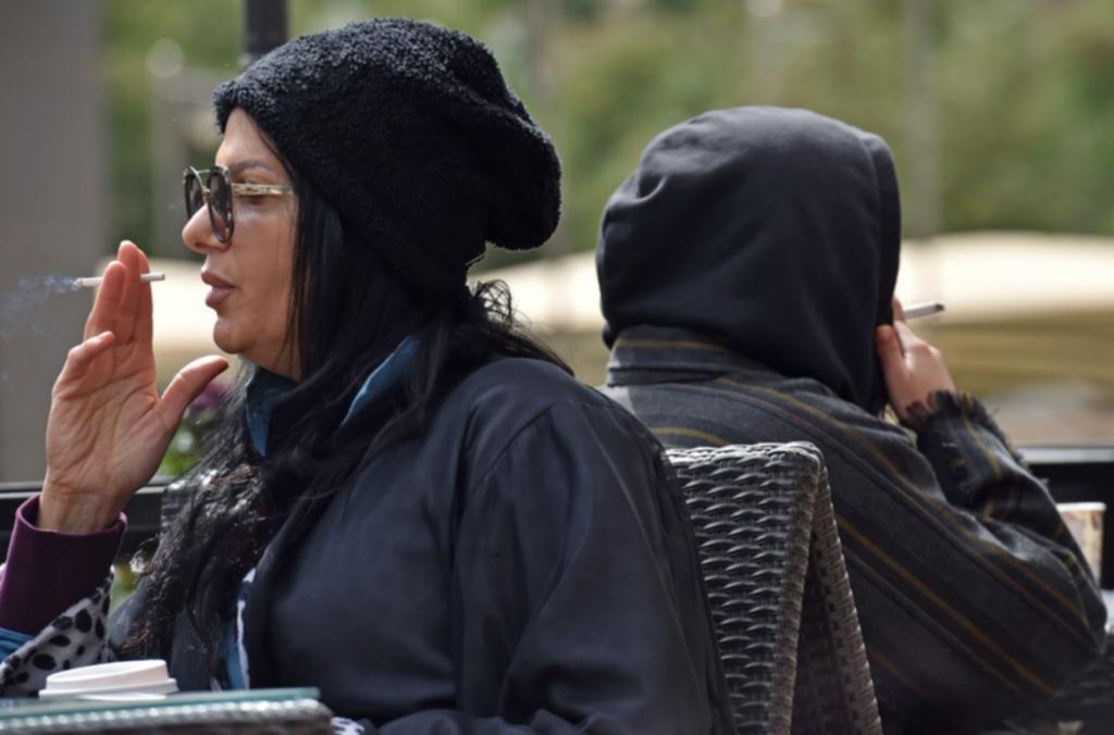 Fumar en público, un símbolo de logros y libertades para las mujeres en Arabia Saudita