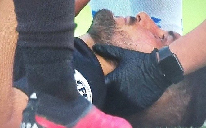 Jugador argentino herido por una bomba en clásico chileno: el partido se suspendió