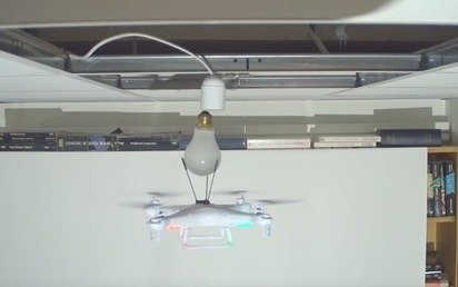 ¿Cuántos drones hacen falta para cambiar un foco de luz?