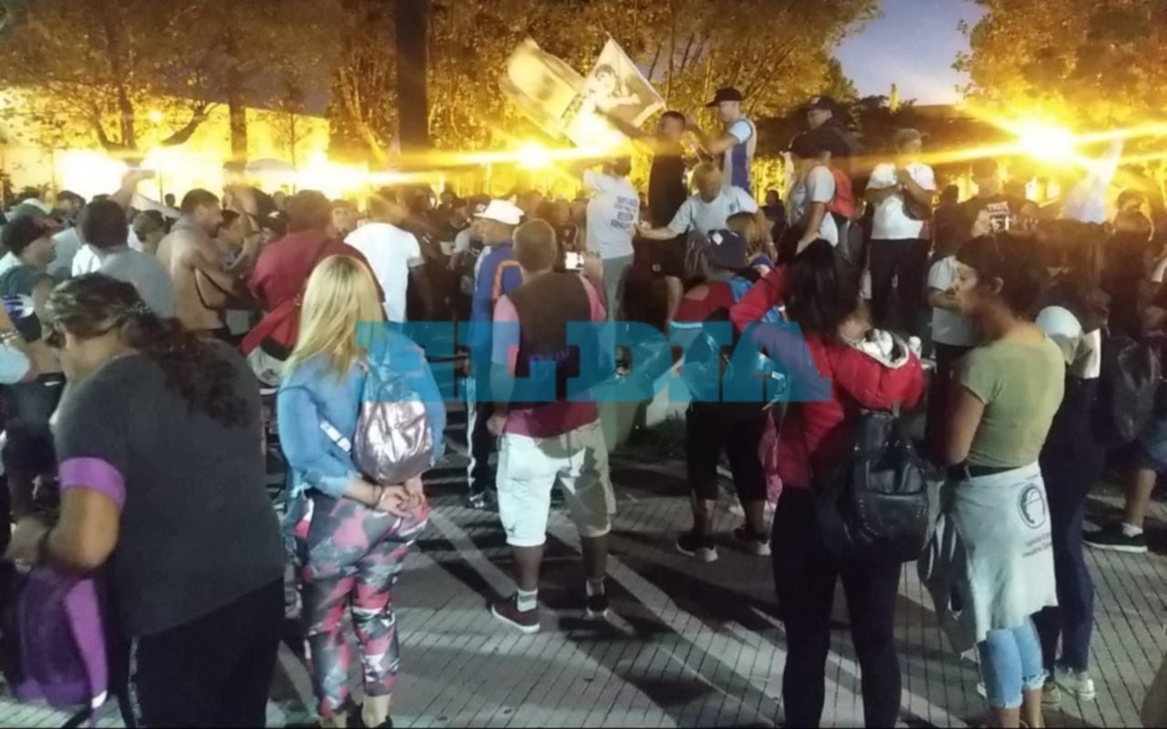 Se concentraron en Ensenada para 'celebrar' el arresto domiciliario del "Pata" Medina