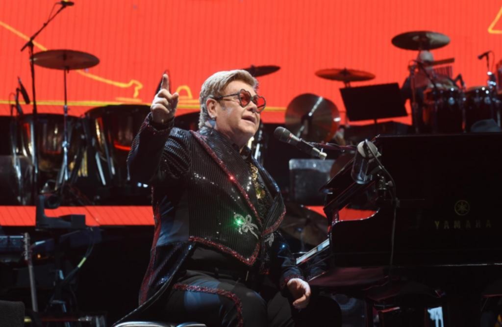 Tras abandonar el domingo, Elton John cancela gira por Oceanía
