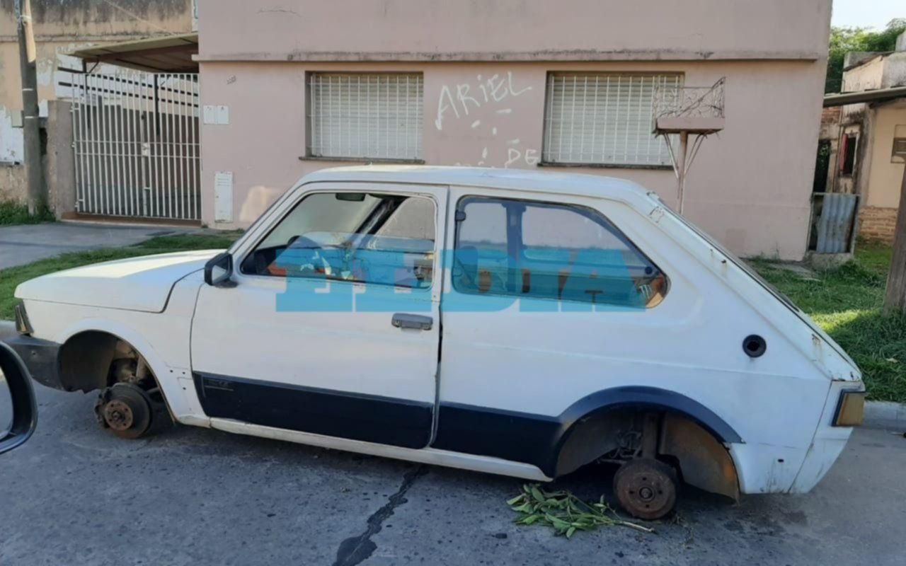 Auto abandonado hace más de una semana en 3 entre 516 y 517